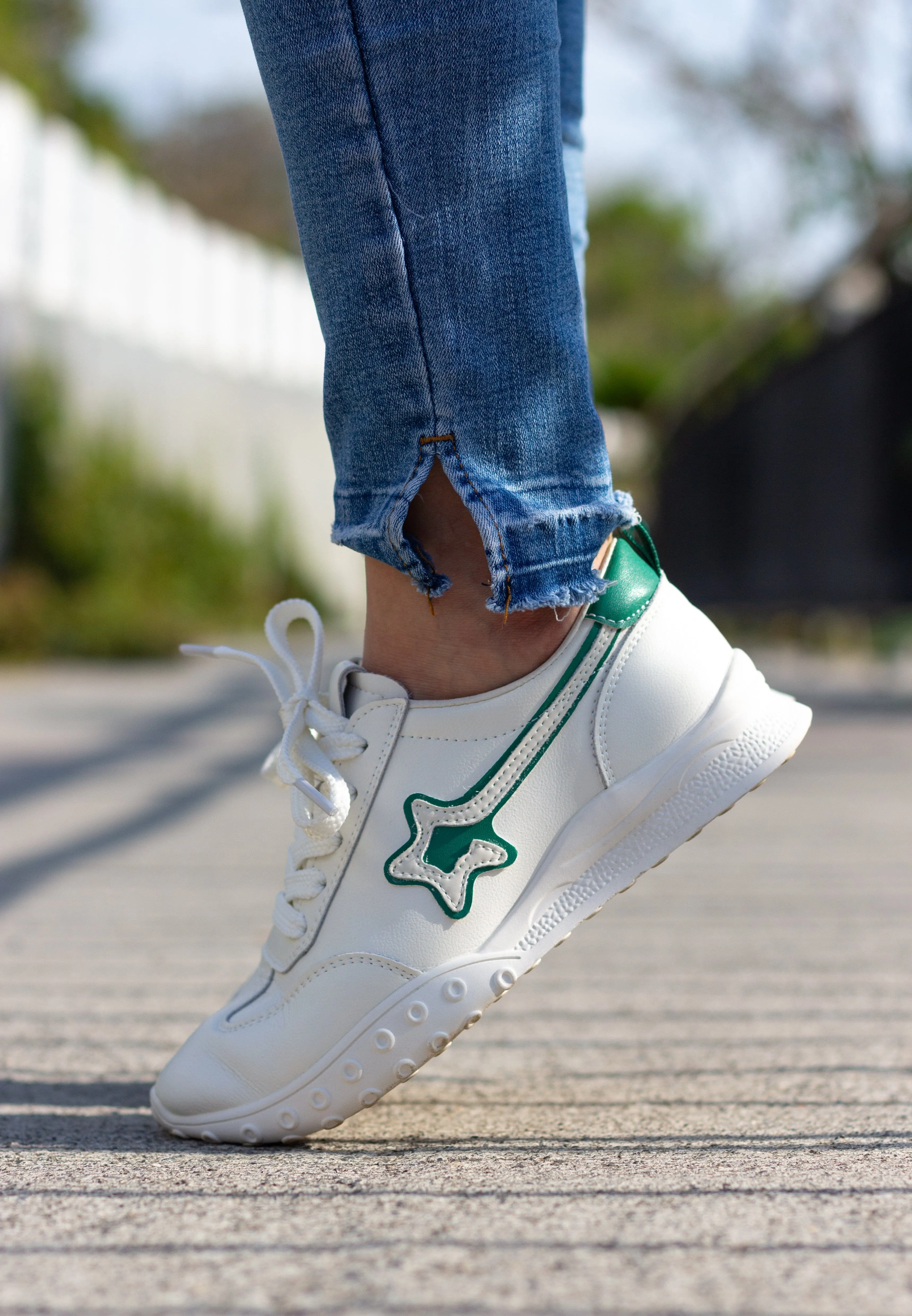 SS23009 White leather sneakers with star and flexible sole SALE